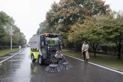 全球首台无人扫地车现身橘子洲 自主规划清扫线路的革命性清洁方案