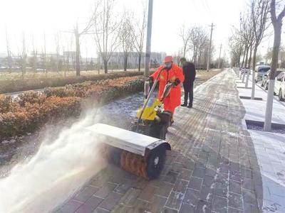 风雪中的暖心坚守 兰州新区千余名环卫工接力除雪保畅通