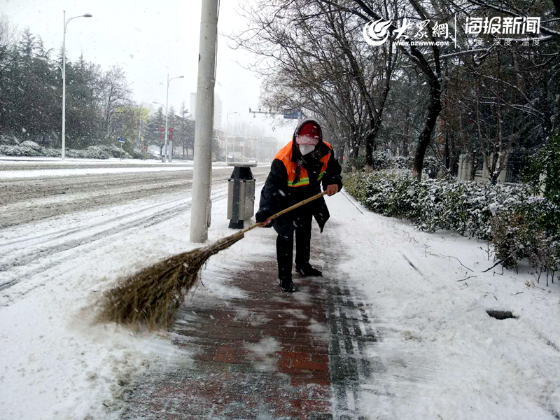 瑞雪兆丰年 胶州700名环卫工人铲冰除雪保道路畅通